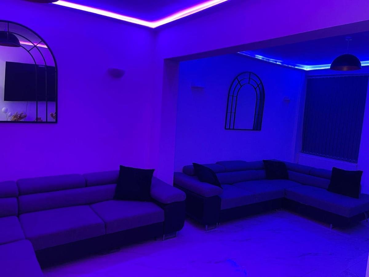 Short Stopzzz & Indoor Hot Tub Manchester Esterno foto